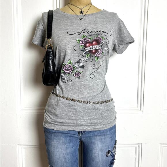 Grey grunge short sleeve top with poineers Somerville text, heart and rose print - Picture 1 of 7